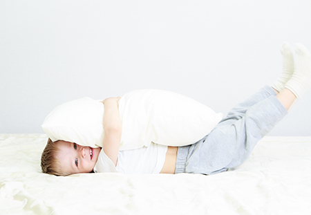 Bebe con una almohada