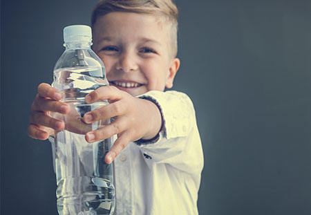 Niño con botella PET