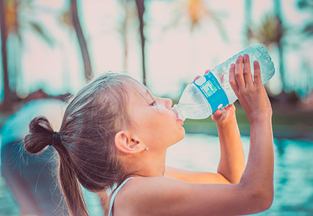 Niña con Botella PET